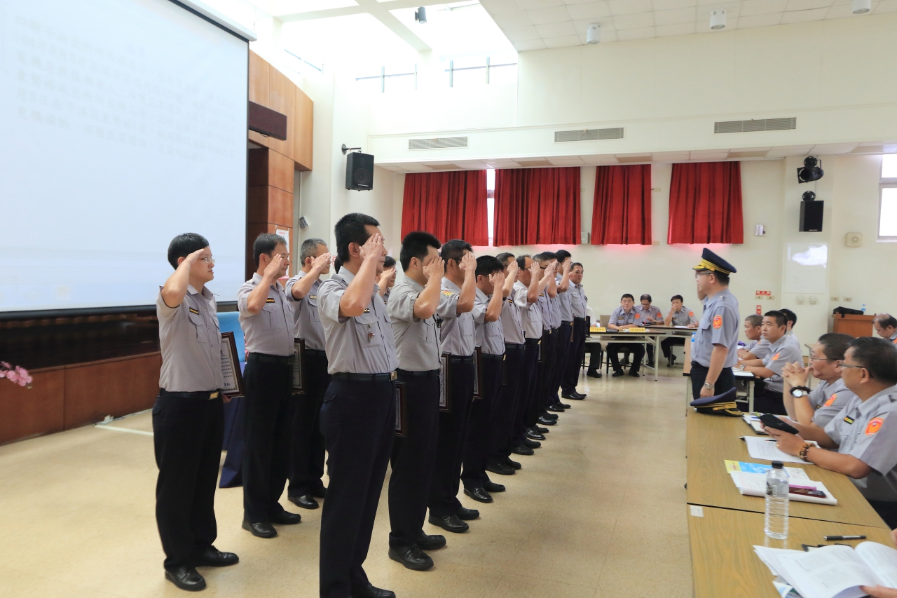 分局長利用聯合勤教表揚104年7月績優警察人員，以鼓勵同仁士氣4