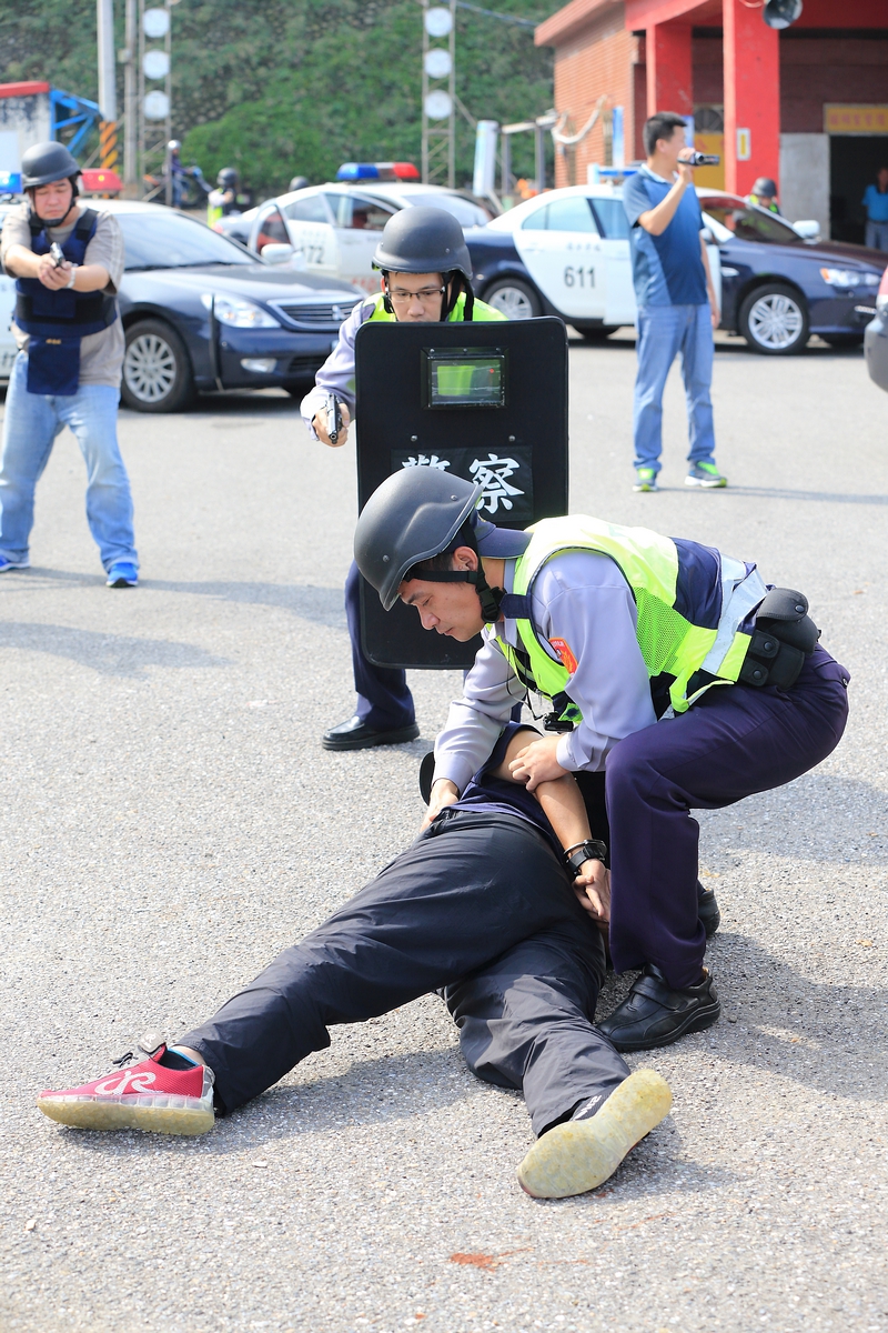 逼真瑞芳警防搶演練 嚇壞路人